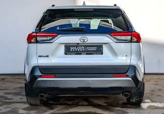 Подержанный автомобиль Toyota RAV4 2021 года (6 фото)