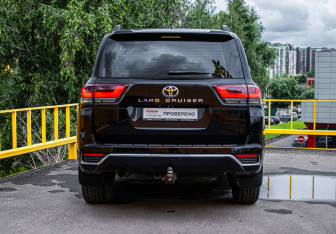 Подержанный автомобиль Toyota Land Cruiser Suv 2021 года (5 фото)