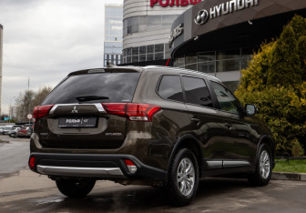 Подержанный автомобиль Mitsubishi Outlander 2018 года (4 фото)