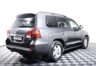 Подержанный автомобиль Toyota Land Cruiser Suv 2014 года (5 фото)