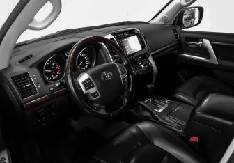 Подержанный автомобиль Toyota Land Cruiser Suv 2013 года (7 фото)