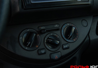 Подержанный автомобиль Nissan Note 2007 года (11 фото)
