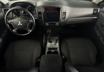 Подержанный автомобиль Mitsubishi Pajero 2011 года (11 фото)