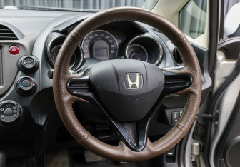Подержанный автомобиль Honda Fit Shuttle 2012 года (16 фото)