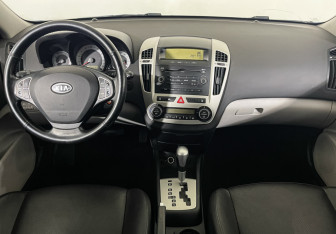 Подержанный автомобиль Kia Ceed Hatchback 2008 года (12 фото)