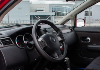 Подержанный автомобиль Nissan Tiida Hatchback 2012 года (9 фото)