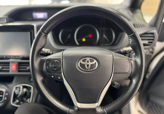 Подержанный автомобиль Toyota Voxy Minivan 2014 года (15 фото)