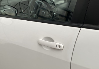 Подержанный автомобиль Nissan Tiida Hatchback 2013 года (16 фото)