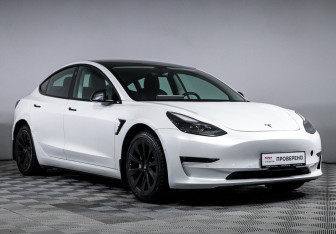 Подержанный автомобиль Tesla Model 3 2021 года (3 фото)