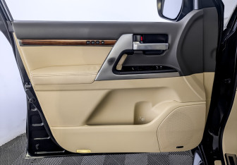 Подержанный автомобиль Toyota Land Cruiser Suv 2016 года (19 фото)