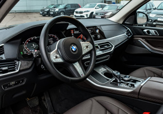 Подержанный автомобиль BMW X5 2023 года (10 фото)