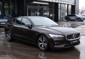 Подержанный автомобиль Volvo S60 2020 года (3 фото)