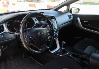 Подержанный автомобиль Kia Ceed Hatchback 2015 года (12 фото)