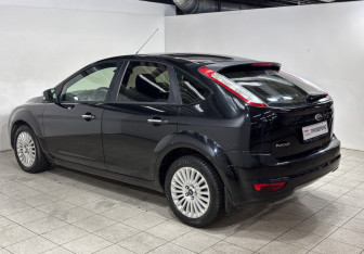 Подержанный автомобиль Ford Focus Hatchback 2010 года (7 фото)