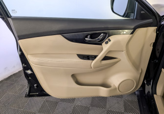 Подержанный автомобиль Nissan X-Trail 2016 года (19 фото)