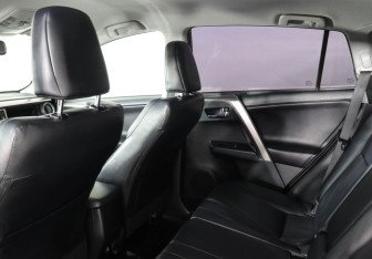Подержанный автомобиль Toyota RAV4 2018 года (13 фото)