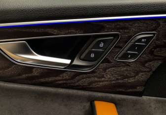 Подержанный автомобиль Audi Q8 2018 года (14 фото)