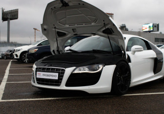 Подержанный автомобиль Audi R8 Coupe 2011 года (27 фото)
