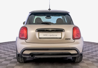 Подержанный автомобиль MINI Hatch 2022 года (6 фото)