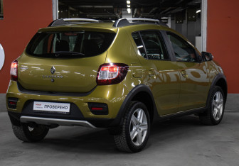 Подержанный автомобиль Renault Sandero 2016 года (5 фото)