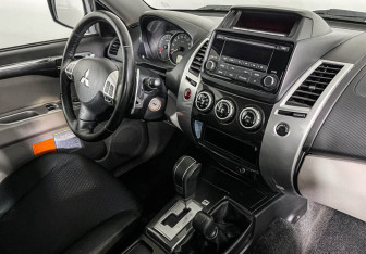 Подержанный автомобиль Mitsubishi Pajero Sport 2014 года (9 фото)