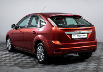 Подержанный автомобиль Ford Focus Hatchback 2008 года (7 фото)