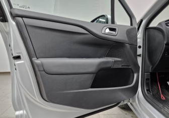 Подержанный автомобиль Citroen C4 Hatchback 2014 года (18 фото)