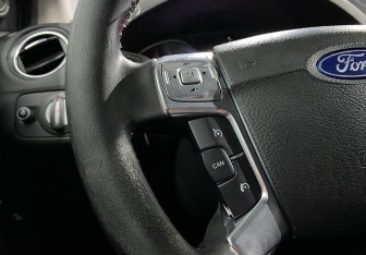 Подержанный автомобиль Ford Mondeo Sedan 2011 года (12 фото)