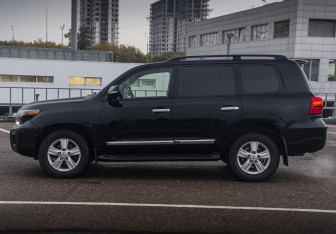 Подержанный автомобиль Toyota Land Cruiser Suv 2014 года (8 фото)