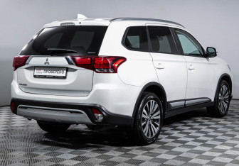 Подержанный автомобиль Mitsubishi Outlander 2020 года (5 фото)