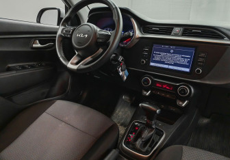 Подержанный автомобиль Kia Rio Hatchback 2021 года (10 фото)