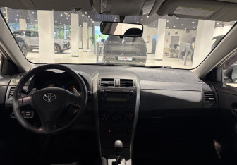 Подержанный автомобиль Toyota Corolla Sedan 2008 года (8 фото)