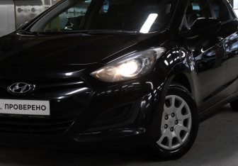 Подержанный автомобиль Hyundai i30 Hatchback 2013 года (19 фото)