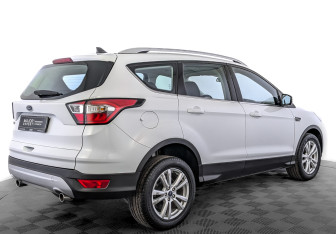 Подержанный автомобиль Ford Kuga 2017 года (5 фото)