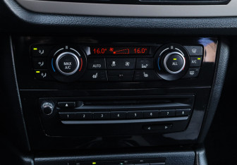 Подержанный автомобиль BMW X1 2014 года (17 фото)