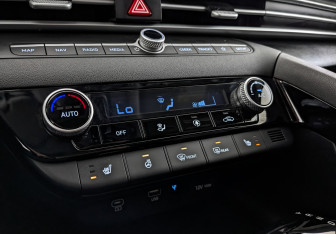 Подержанный автомобиль Hyundai Elantra Sedan 2023 года (21 фото)