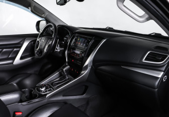 Подержанный автомобиль Mitsubishi Pajero Sport 2017 года (11 фото)