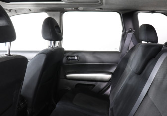 Подержанный автомобиль Nissan X-Trail 2011 года (12 фото)