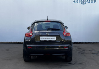 Подержанный автомобиль Nissan Juke 2011 года (6 фото)