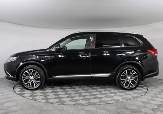 Подержанный автомобиль Mitsubishi Outlander 2018 года (8 фото)