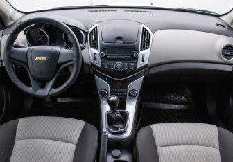 Подержанный автомобиль Chevrolet Cruze Hatchback 2013 года (13 фото)