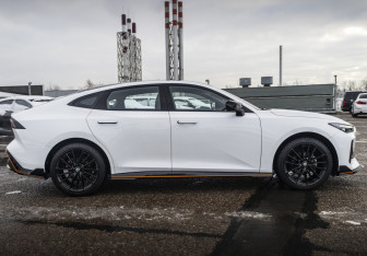 Подержанный автомобиль Changan UNI-V 2023 года (5 фото)