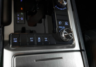 Подержанный автомобиль Toyota Land Cruiser Suv 2015 года (28 фото)