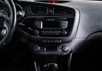 Подержанный автомобиль Kia Ceed Hatchback 2013 года (14 фото)