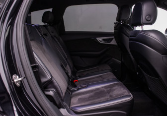Подержанный автомобиль Audi Q7 2016 года (12 фото)