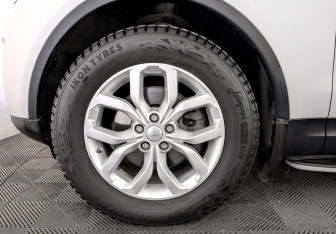 Подержанный автомобиль Land Rover Discovery 2018 года (18 фото)