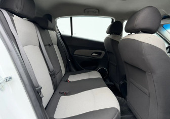 Подержанный автомобиль Chevrolet Cruze Hatchback 2014 года (11 фото)