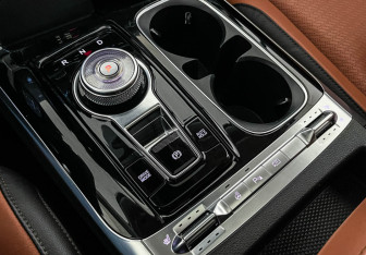 Подержанный автомобиль Kia Carnival 2022 года (15 фото)