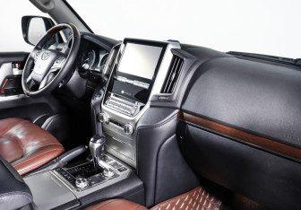 Подержанный автомобиль Toyota Land Cruiser Suv 2016 года (9 фото)