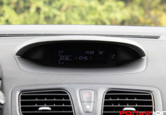 Подержанный автомобиль Renault Fluence 2012 года (14 фото)